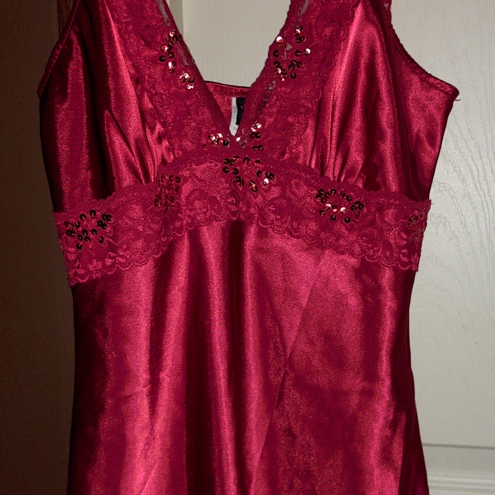 Wrapper brand silk & lace red camisole
